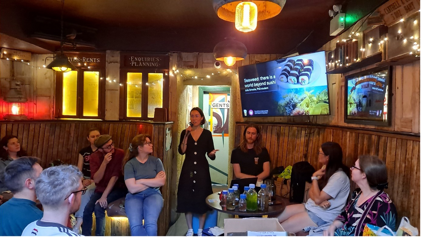 Julie Grivotte talking about the potential of seaweeds in food for Pint of Science at the Hole in the Wall (Galway), May 2025.